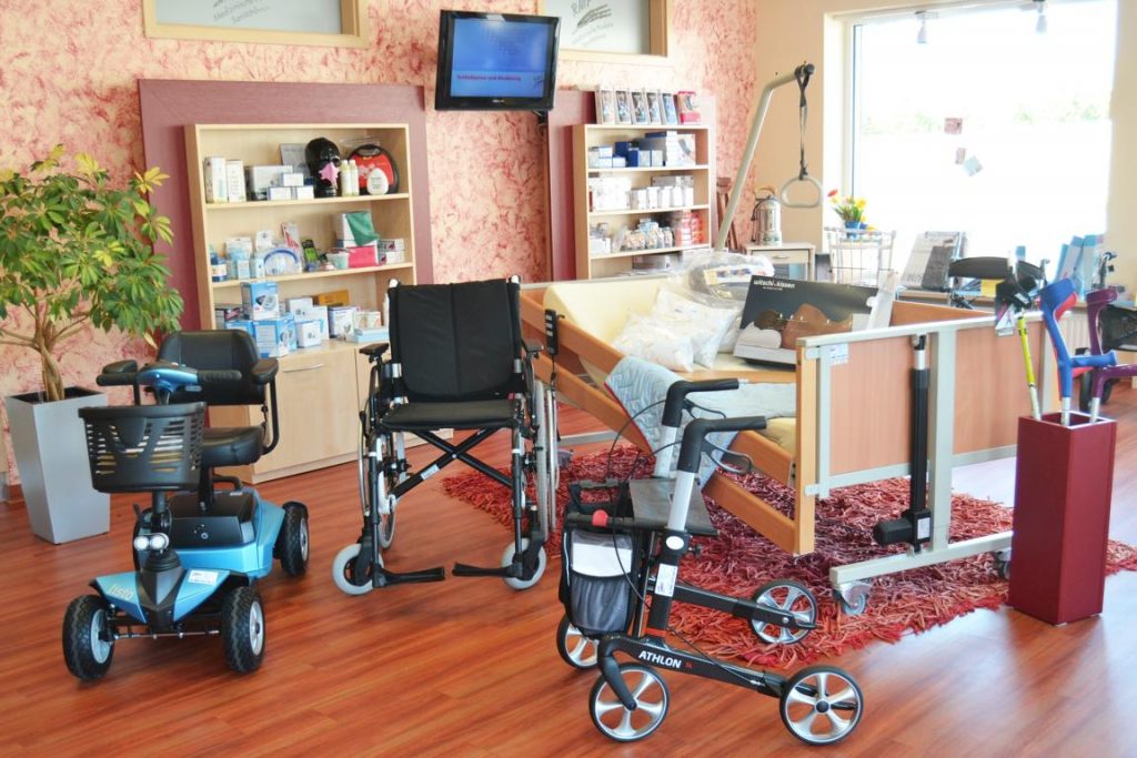 Abbildung von Rollstühlen, Gehhilfen, Rollatoren, und Pflegebett